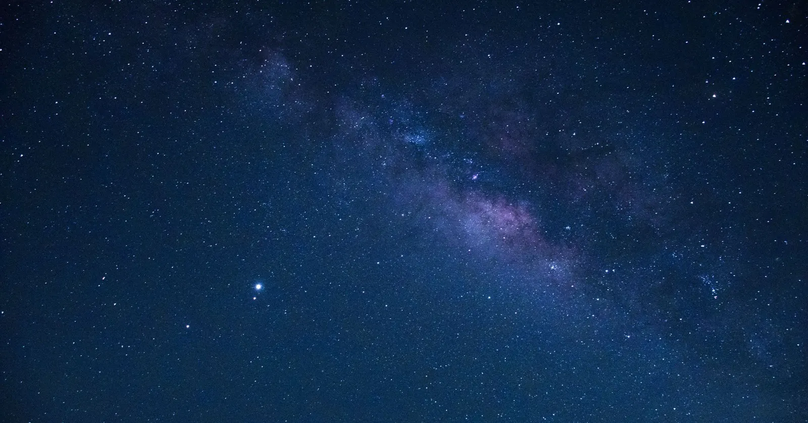 Cielo nocturno estrellado con la Vía Láctea