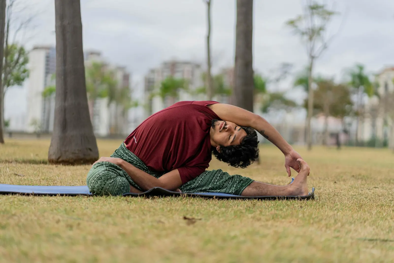 Persona practicando yoga en un parque